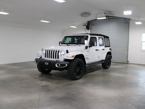 Used 2023 Jeep Wrangler Unlimited Sahara w/ Cold Weather Group AWD/4WD image 4
