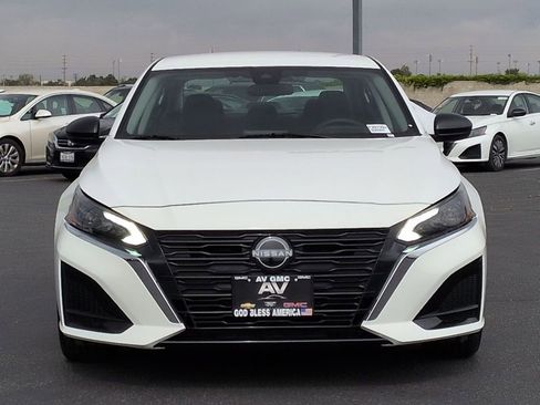 Used 2025 Nissan Altima 2.5 SV FWD image 10
