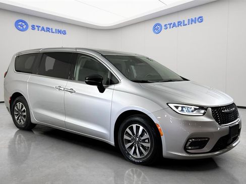 Used 2024 Chrysler Pacifica Select image 14