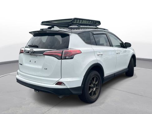 Used 2018 Toyota RAV4 LE FWD image 5