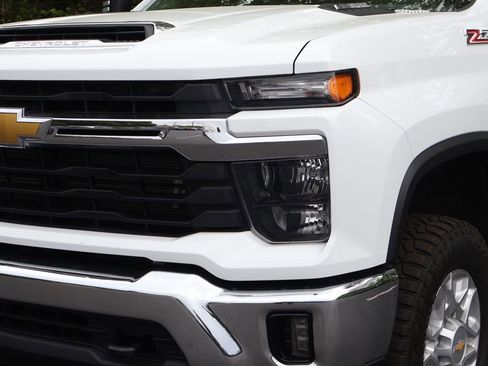 Used 2024 Chevrolet Silverado 2500 LT AWD/4WD image 3