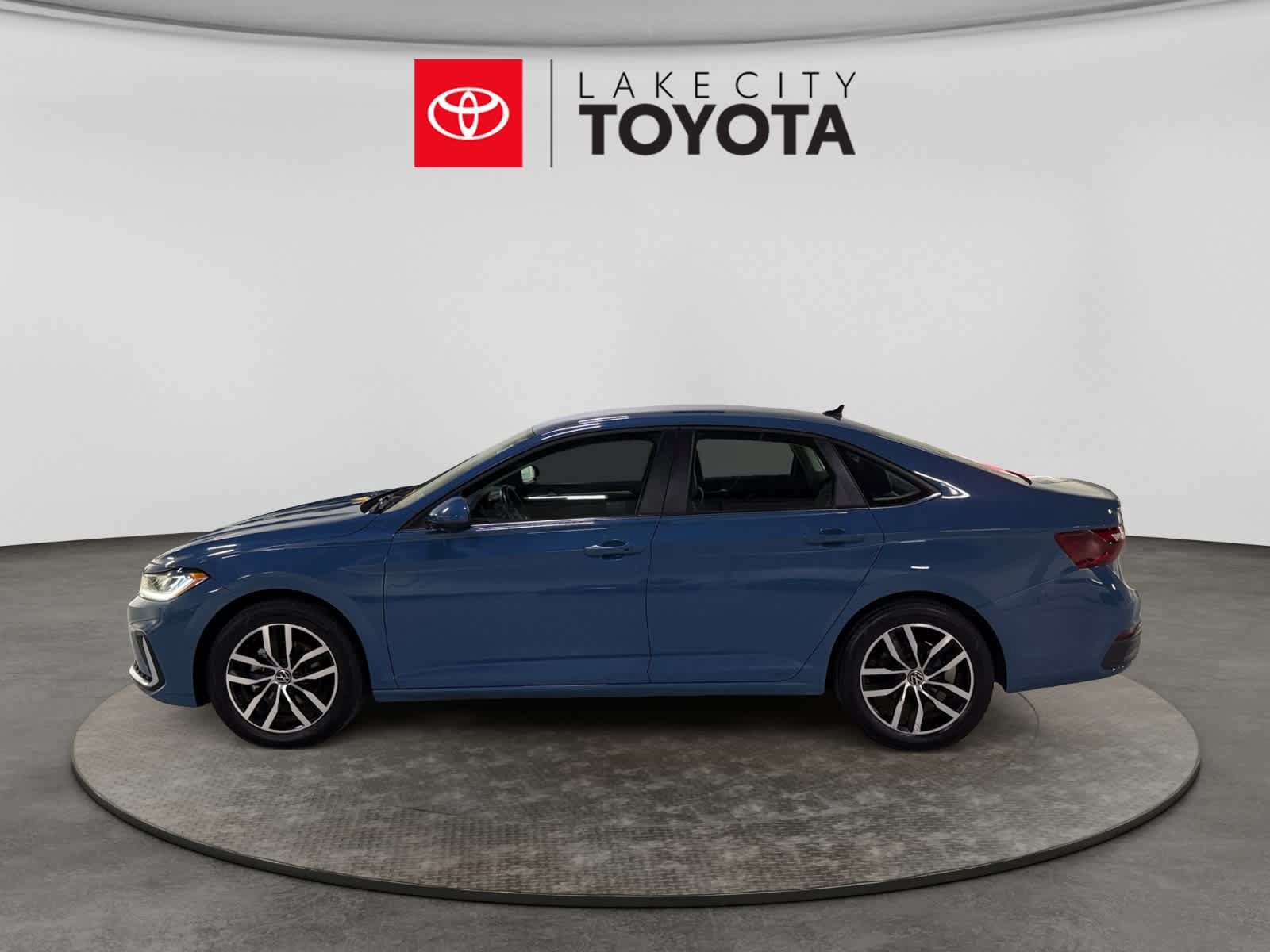 Used 2025 Volkswagen Jetta SE FWD image 3