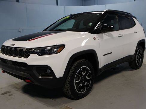 Used 2025 Jeep Compass Trailhawk AWD/4WD image 25