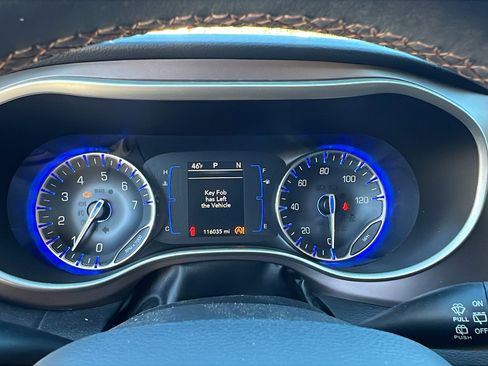 Used 2018 Chrysler Pacifica Touring-L image 29