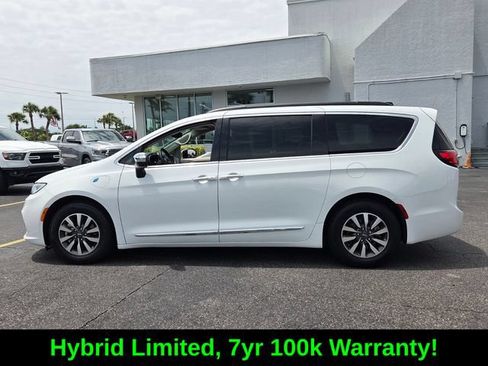 Used 2023 Chrysler Pacifica Limited FWD image 4