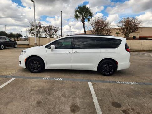 Used 2020 Chrysler Pacifica Touring-L Plus image 3