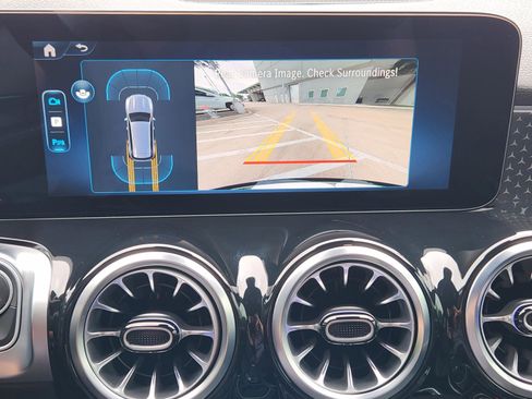 Used 2025 Mercedes-Benz GLB 250 image 11