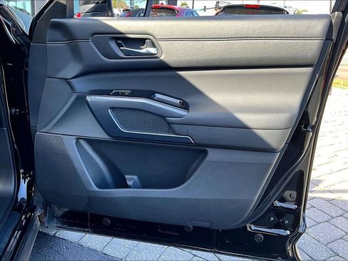 Used 2025 Nissan Pathfinder SL image 28