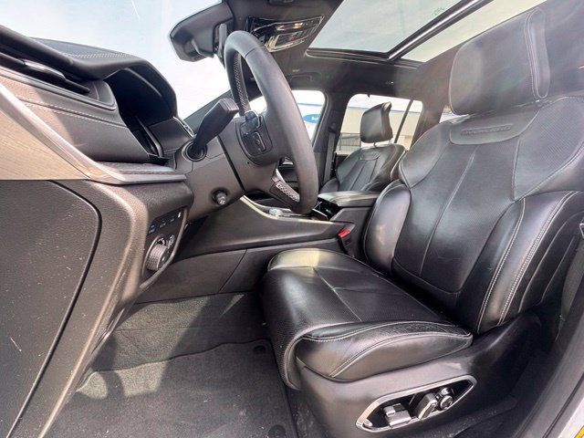 Used 2023 Jeep Grand Cherokee Overland w/ Luxury Tech Group IV AWD/4WD image 13