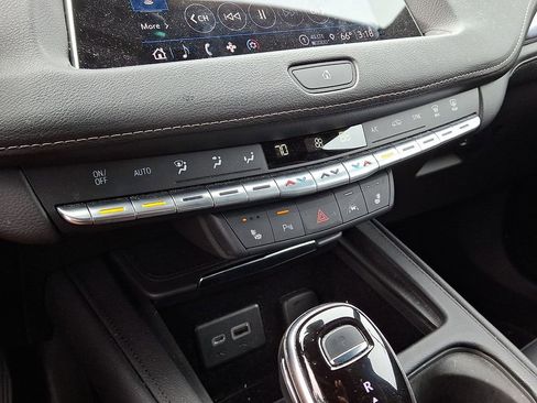 Used 2023 Cadillac XT4 Luxury w/ Cold Weather Package AWD/4WD image 15