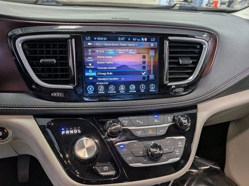 Used 2017 Chrysler Pacifica Limited FWD image 12