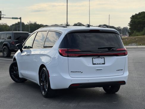 New 2026 Chrysler Pacifica Select image 6