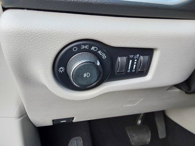 Used 2024 Chrysler Pacifica Touring-L FWD image 28