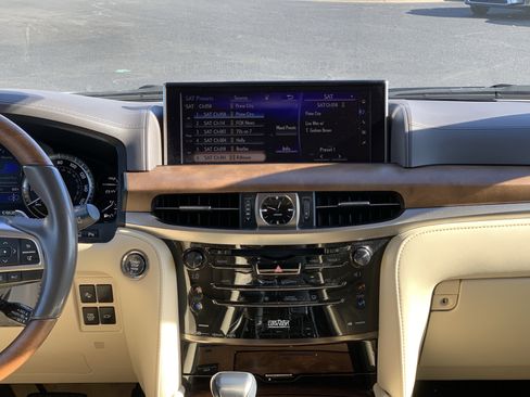 Used 2020 Lexus LX 570 4WD w/ 3rd Row & Luxury Pkg image 31