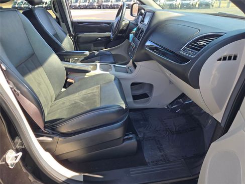 Certified 2019 Dodge Grand Caravan SXT FWD image 8