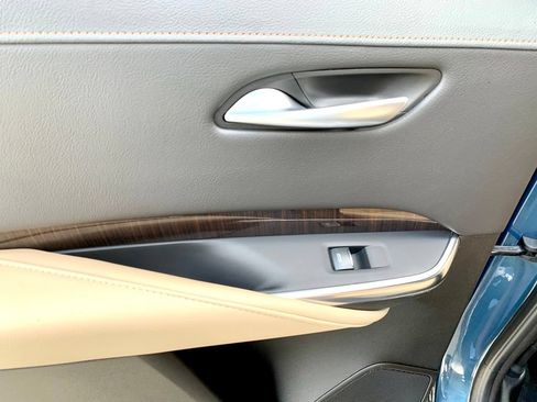 Used 2025 Cadillac XT4 Premium Luxury FWD image 17