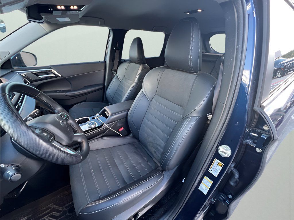 Used 2025 Mitsubishi Outlander SE FWD image 12
