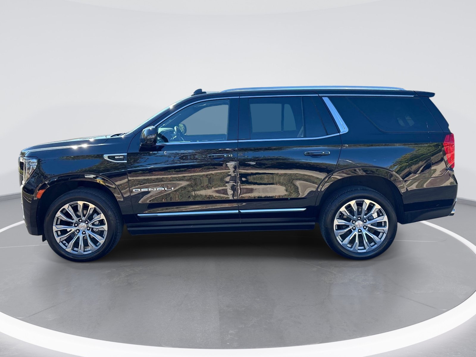 Used 2021 GMC Yukon Denali w/ Denali Premium Package AWD/4WD image 5