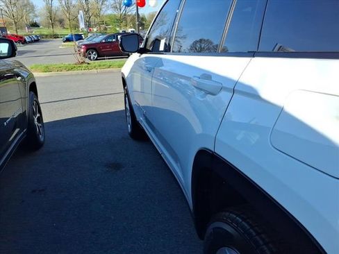 Used 2023 Jeep Grand Cherokee L Limited w/ Luxury Tech Group II image 10