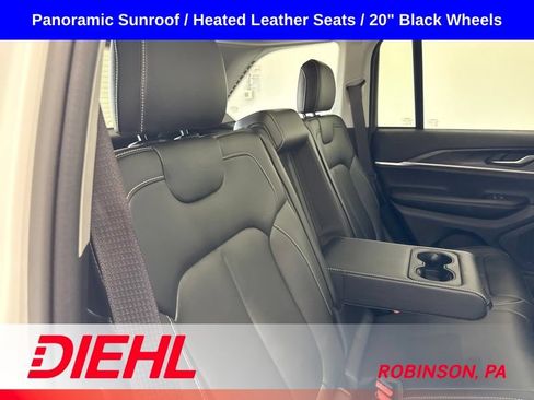 Used 2023 Jeep Grand Cherokee Limited w/ Black Appearance Package AWD/4WD image 12