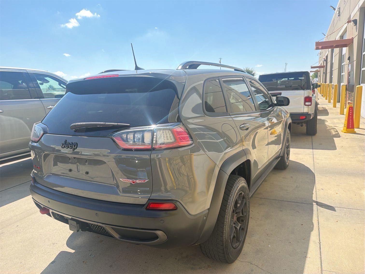 Used 2023 Jeep Cherokee Trailhawk w/ Sun & Sound Group AWD/4WD image 8