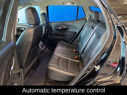 Used 2024 GMC Terrain SLT image 11