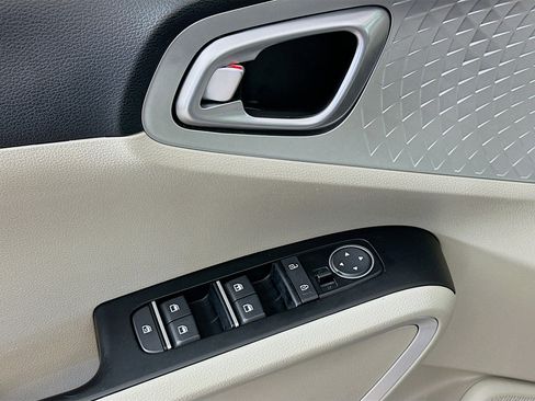 Used 2025 Kia Soul LX w/ LX Technology Package image 15