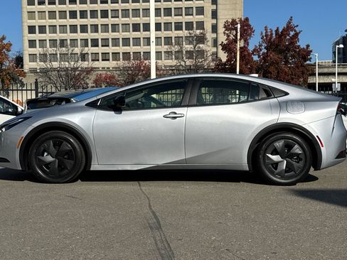 Used 2024 Toyota Prius LE image 7