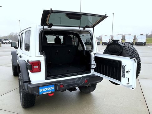 Used 2025 Jeep Wrangler Unlimited Rubicon w/ Convenience Group AWD/4WD image 22