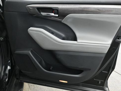 Used 2022 Toyota Highlander Limited image 22