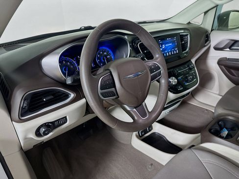 Used 2018 Chrysler Pacifica Touring Plus FWD image 8
