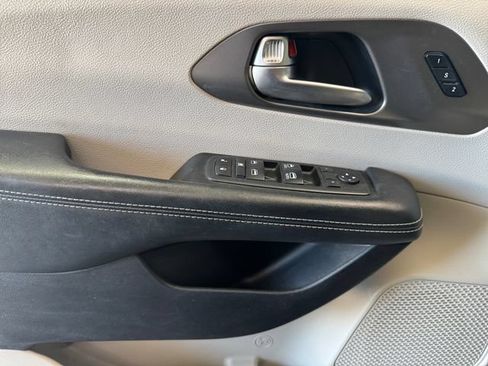 Used 2021 Chrysler Pacifica Touring-L FWD image 25