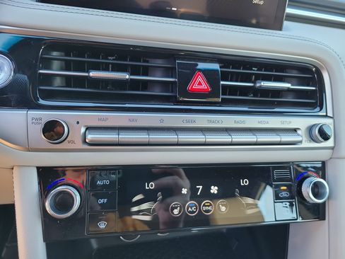 Used 2025 Genesis G70 2.5T image 27