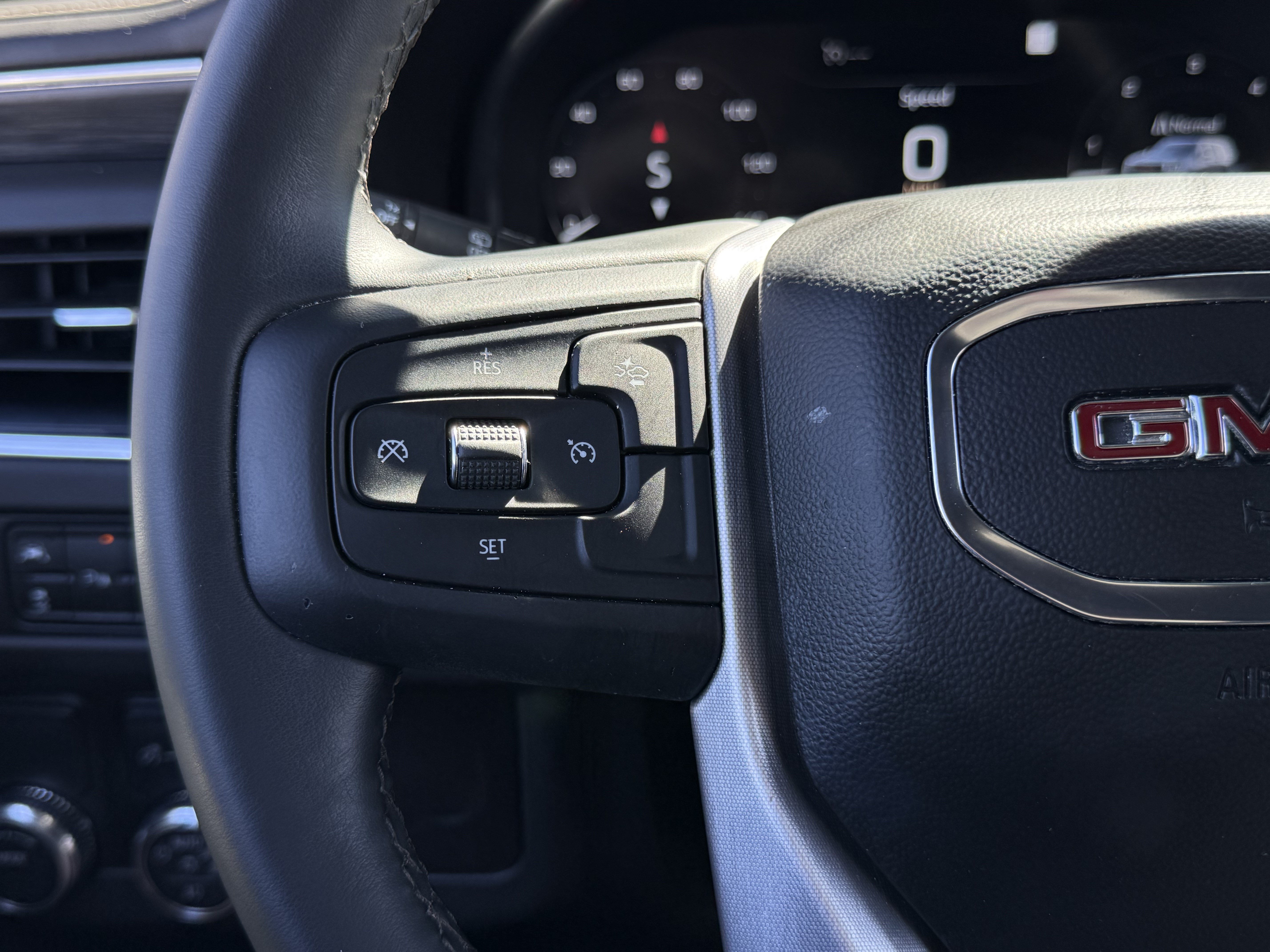 Used 2023 GMC Yukon SLT RWD image 18