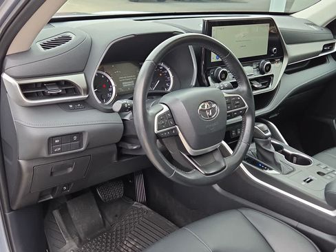 Certified 2024 Toyota Highlander XLE FWD image 9