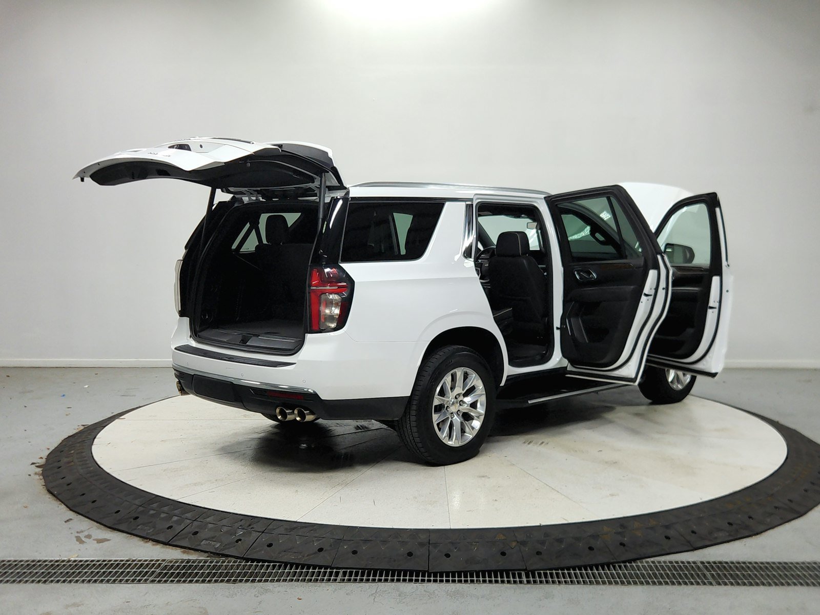 Used 2024 Chevrolet Tahoe Premier RWD image 16