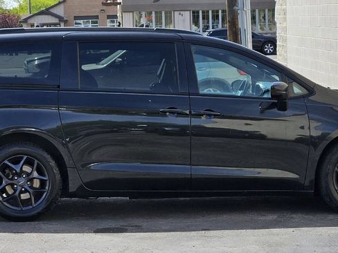 Used 2020 Chrysler Pacifica Touring-L Plus FWD image 6