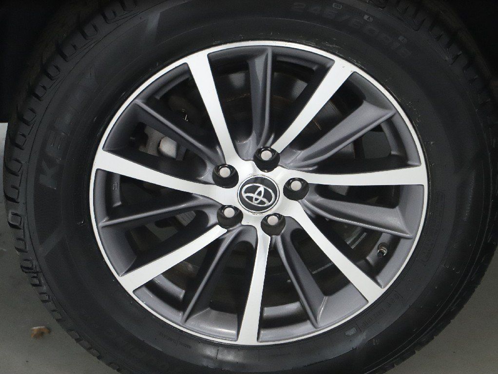 Used 2019 Toyota Highlander XLE FWD image 12