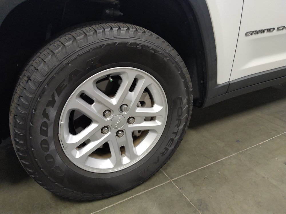 Used 2023 Jeep Grand Cherokee Laredo RWD image 31