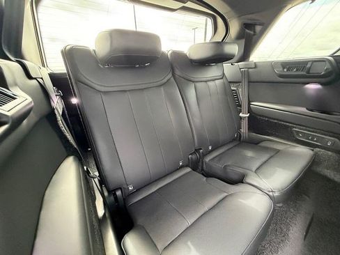 New 2026 Land Rover Range Rover Long Wheelbase SE AWD/4WD image 17