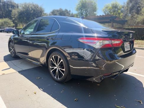 Used 2019 Toyota Camry SE FWD image 3