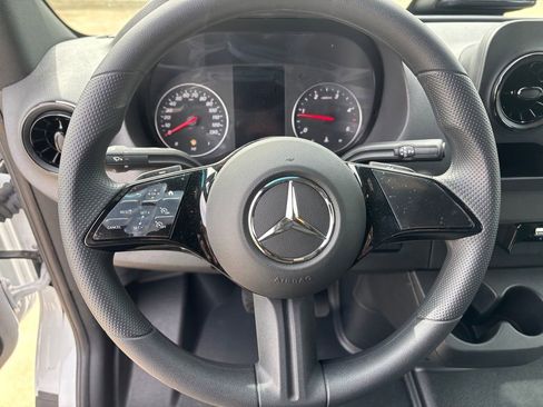 Used 2025 Mercedes-Benz Sprinter 2500 image 9