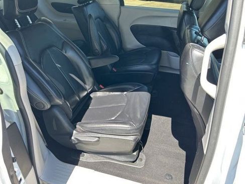 Used 2023 Chrysler Pacifica Touring-L FWD image 46