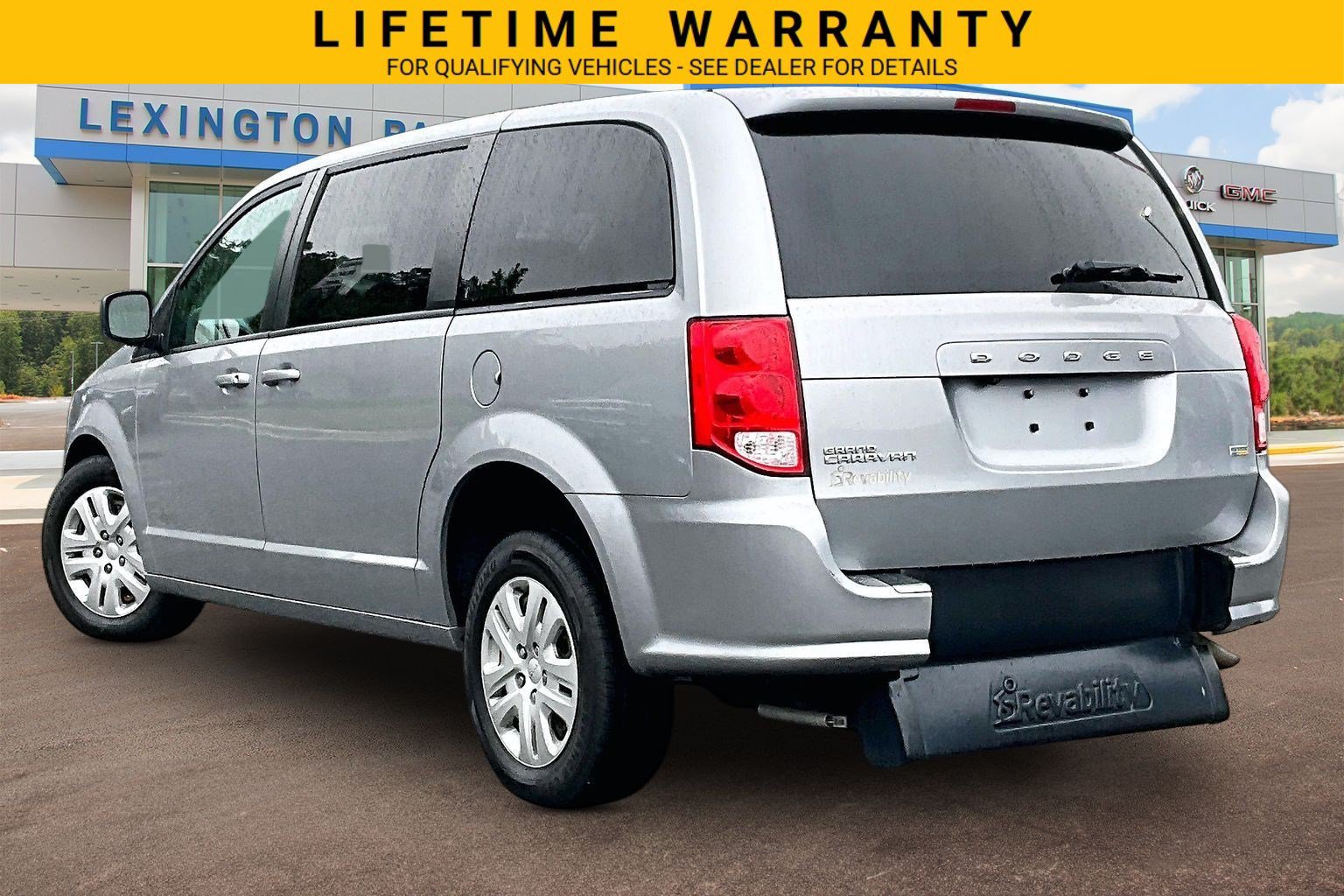 Used 2018 Dodge Grand Caravan SE FWD image 2
