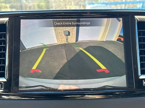 Used 2024 Chrysler Pacifica Touring-L image 32