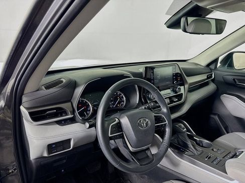 Used 2022 Toyota Highlander XLE image 9