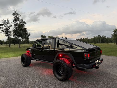 Used 2022 Jeep Gladiator Rubicon w/ Trailer Tow Package AWD/4WD image 9