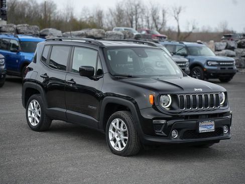 Used 2021 Jeep Renegade Latitude w/ Luxury Group I image 3