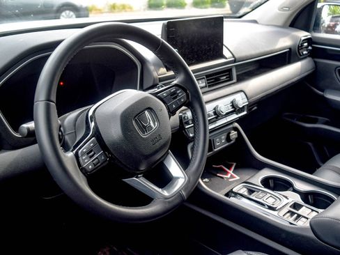 Used 2025 Honda Pilot Touring image 11