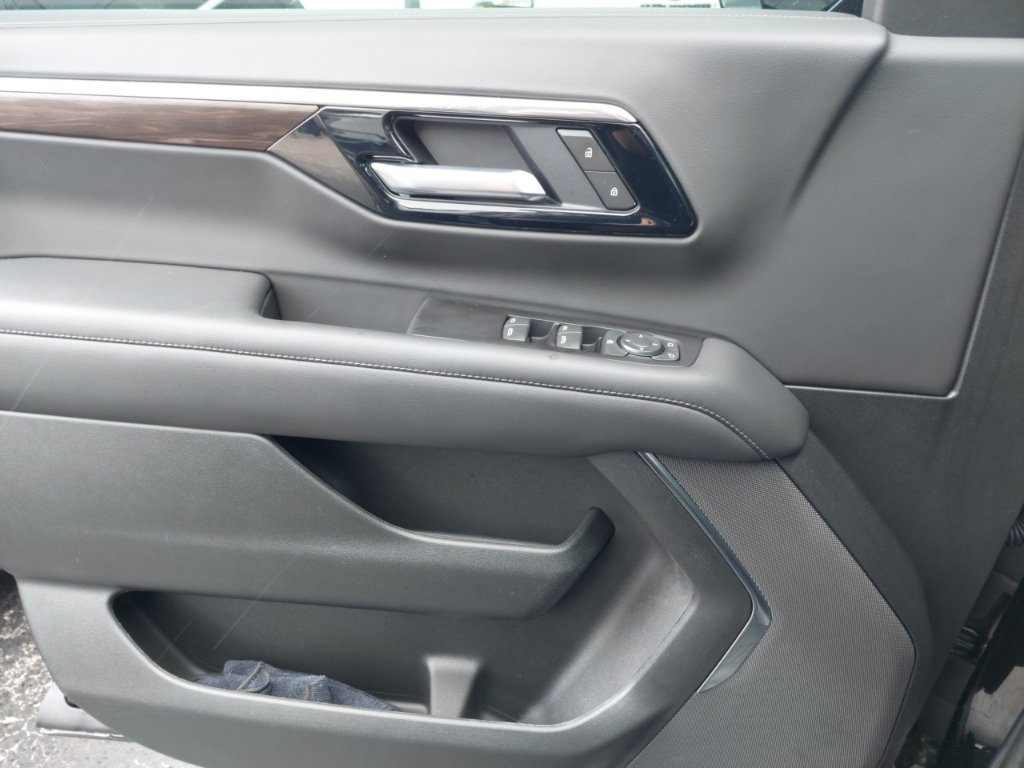 Used 2026 Chevrolet Suburban LS RWD image 14